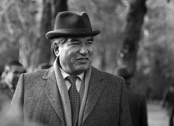 Чингиз Айтматов родился 12 декабря 1928 года в селе Шекер Таласской области - Sputnik Кыргызстан