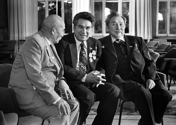 С поэтом Кубанычбеком Маликовым (слева) и писателем Аалы Токомбаевым (справа) - Sputnik Кыргызстан