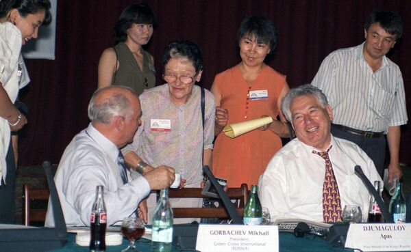 Президент СССР Михаил Горбачев и Чингиз Айтматов раздают автографы читателям - Sputnik Кыргызстан