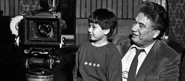 Улыбка гения. Уникальные фото писателя Айтматова - Sputnik Кыргызстан