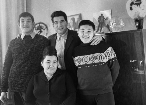 Чингиз Айтматов с женой Керез, сыновьями Санжаром и Аскаром - Sputnik Кыргызстан