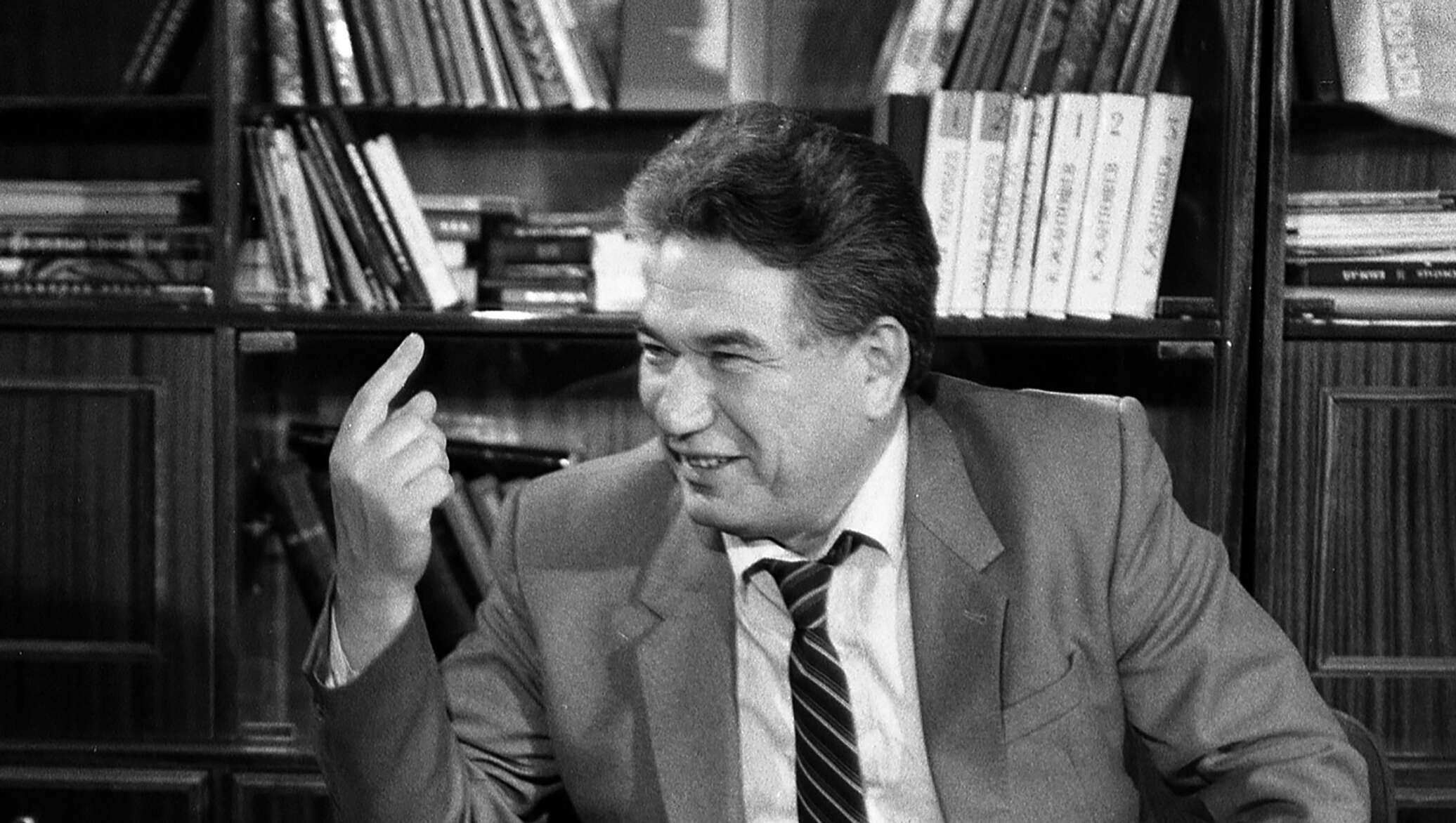 Чынгыз айтматов. Чингиз Айтматов писатель. Айтматов Saroyan. Фотография Айтматов Чингиз Торекулович. Чингиз Айтматов расм.