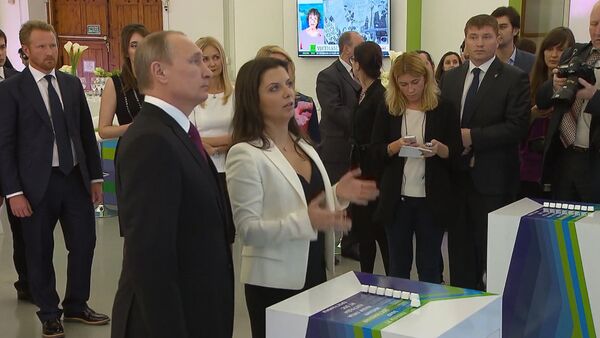 Выставка в честь юбилея RT: визит Путина и видеообращение Ларри Кинга - Sputnik Кыргызстан