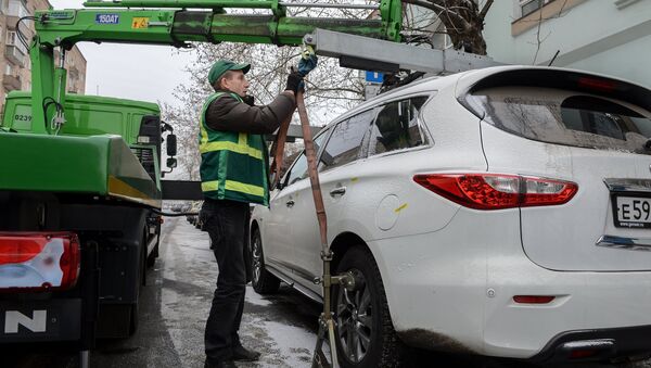 Эвакуация неправильно припаркованных автомобилей - Sputnik Кыргызстан