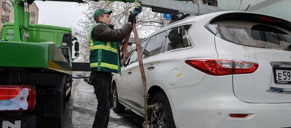 Эвакуация неправильно припаркованных автомобилей Эвакуация неправильно припаркованных автомобилей - Sputnik Кыргызстан