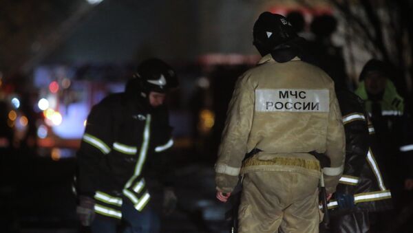 Сотрудники пожарной службы МЧС России во время тушения пожара. Архивное фото - Sputnik Кыргызстан