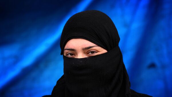 Женщина мусульманка в хиджабе. Архивное фото - Sputnik Кыргызстан