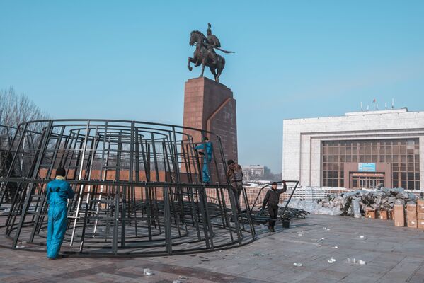 Мэрия начала устанавливать зимнюю красавицу 12 декабря - Sputnik Кыргызстан