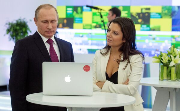 Президент РФ В. Путин посетил выставку, посвящённую 10-летию вещания Russia Today - Sputnik Кыргызстан
