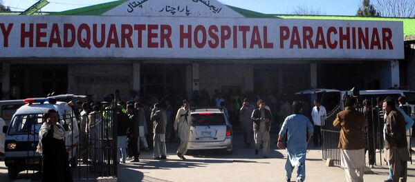 Жашоочулар жабыркагандарды алып келген оорукананын тегерегинде. - Sputnik Кыргызстан