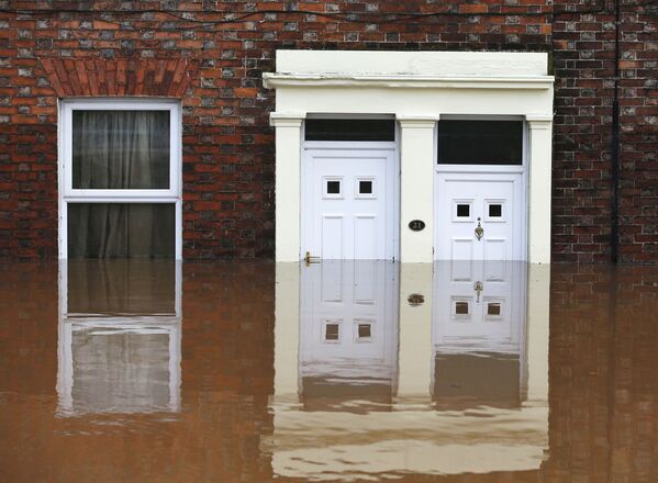 Последствия наводнения и шторма на северо-западе Англии - Sputnik Кыргызстан