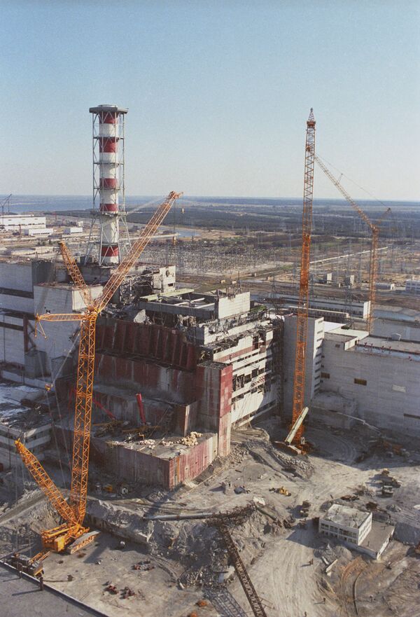 Разлом стены четвертого энергоблока Чернобыльской АЭС - Sputnik Кыргызстан