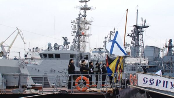 Моряки подняли флаги на новых кораблях ЧФ Серпухов и Зеленый Дол - Sputnik Кыргызстан
