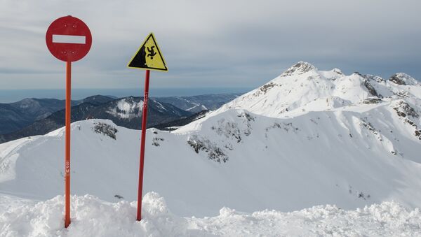 Предупреждающие знаки на вершине горнолыжного курорта. Архивное фото - Sputnik Кыргызстан
