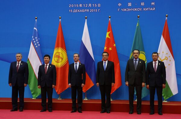 Совместное фотографирование глав правительств государств - членов ШОС в Чжэнчжоу. - Sputnik Кыргызстан