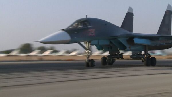 Взлет Су-24 и Су-25 с базы РФ в Сирии для нанесения ударов по террористам - Sputnik Кыргызстан