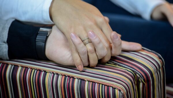 Пара держатся за руки. Архивное фото - Sputnik Кыргызстан