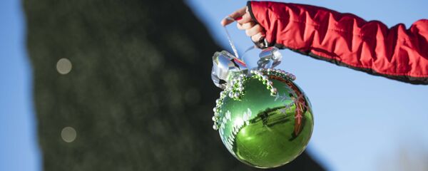 Жаңы жылдык балатыны жасалгалоо. Архив - Sputnik Кыргызстан