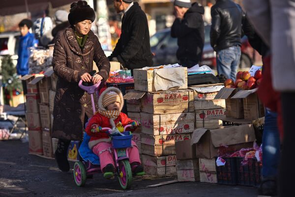 Женщина с ребенком на одном из рынков Бишкека. Архивное фото - Sputnik Кыргызстан