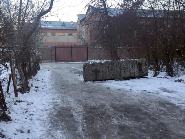 Бетонная ограда на дороге к жилым домам в столице. - Sputnik Кыргызстан