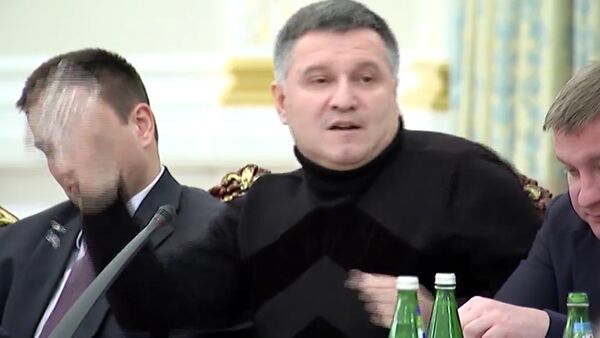 Аваков бросил в Саакашвили стакан с водой. Кадры инцидента - Sputnik Кыргызстан