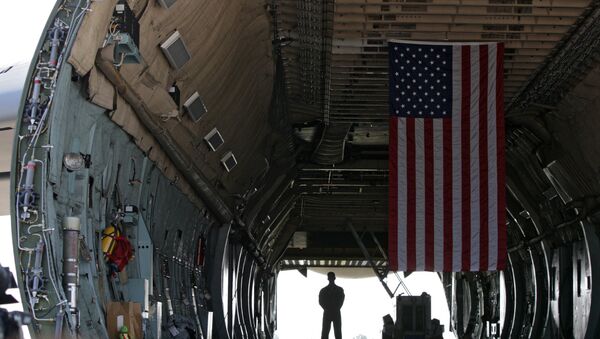 Флаг США на военно-транспортном самолете. Архивное фото - Sputnik Кыргызстан