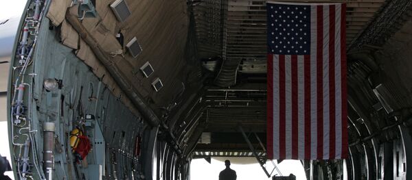 Флаг США на военно-транспортном самолете. Архивное фото - Sputnik Кыргызстан