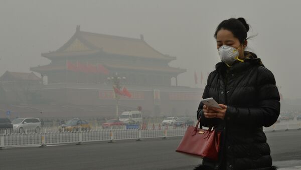 Женщина в защитной маске идет возле площади Тяньаньмэнь окутанный смогом, Китай. Архивное фото - Sputnik Кыргызстан
