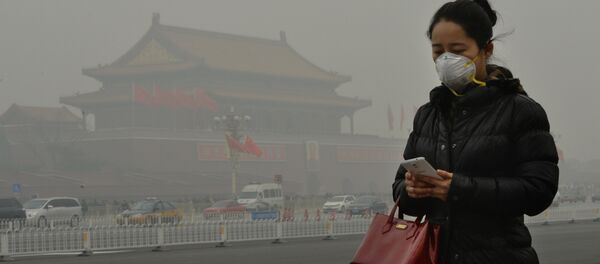Женщина в защитной маске идет возле площади Тяньаньмэнь окутанный смогом, Китай. Архивное фото - Sputnik Кыргызстан