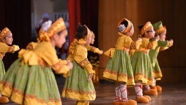 Дети выступают на сцене. Архивное фото - Sputnik Кыргызстан