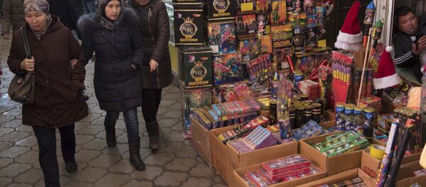 Продажа пиротехники в одном из рынков Бишкека. Архивное фото - Sputnik Кыргызстан