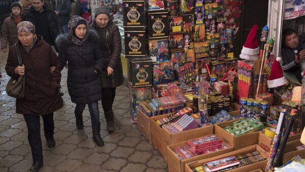 Продажа пиротехники в одном из рынков Бишкека. Архивное фото - Sputnik Кыргызстан
