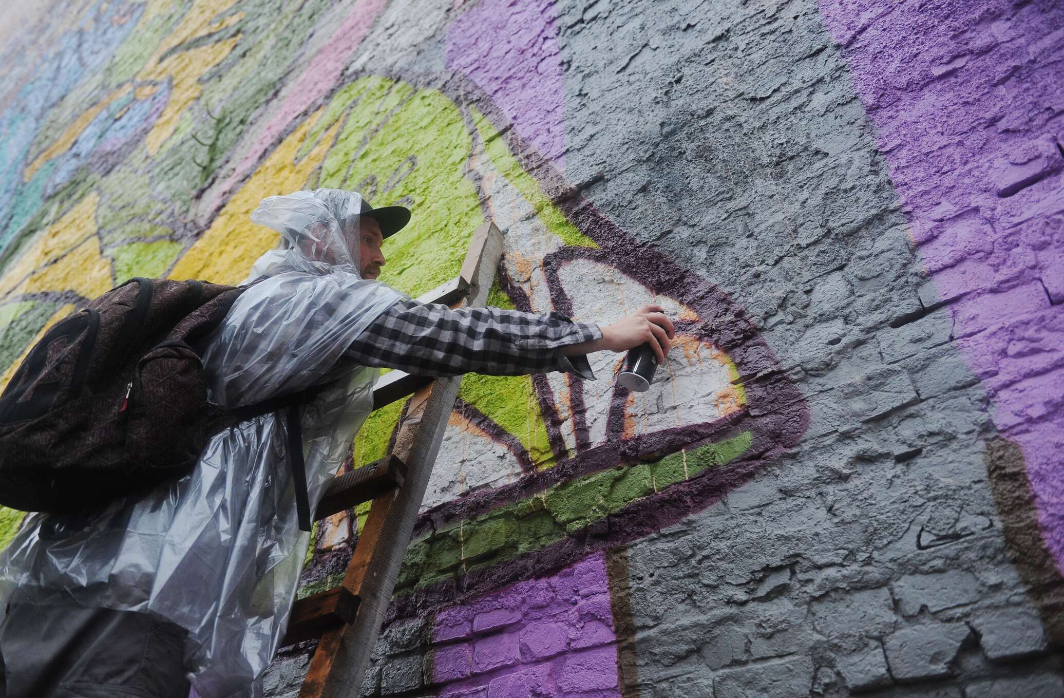 Разрисованный художником. Лучший город земли фестиваль граффити. Художник который раскрасил серый мир. Британский художник разукрасил белый дом. Doxa граффити.