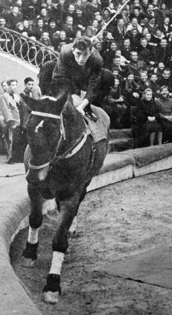 Юрий Никулин на лошади во время представления на цирке - Sputnik Кыргызстан