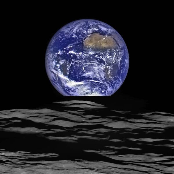 Уникальный снимок Земли на фоне лунного горизонта опубликовало НАСА - Sputnik Кыргызстан