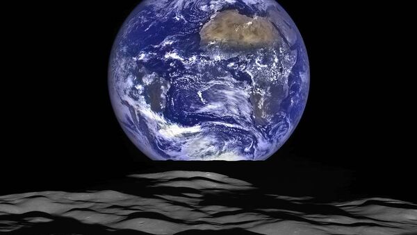 Снимок Земли на фоне лунного горизонта. Архивное фото - Sputnik Кыргызстан