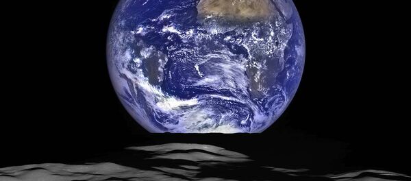 Снимок Земли на фоне лунного горизонта. - Sputnik Кыргызстан