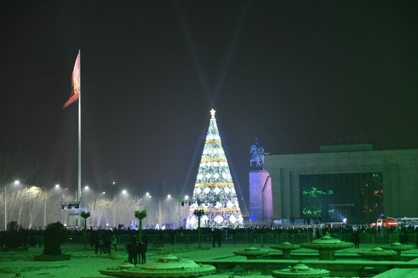 Огни зажглись на главной елке страны - Sputnik Кыргызстан