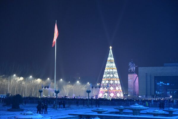 Новогодняя елка на площади Ала-тоо. - Sputnik Кыргызстан