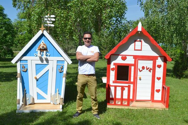 Хамза Осмонкулов изготавливает детские домики для детей. Архивное фото - Sputnik Кыргызстан