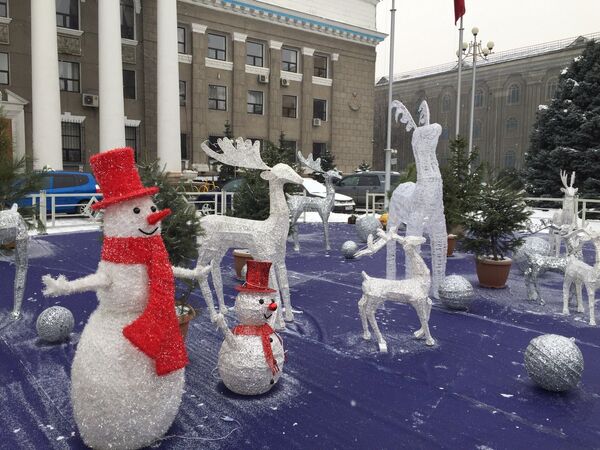 Установленные фигурки снеговиков, елок, олени и косули возле здания мэрии Бишкека. - Sputnik Кыргызстан