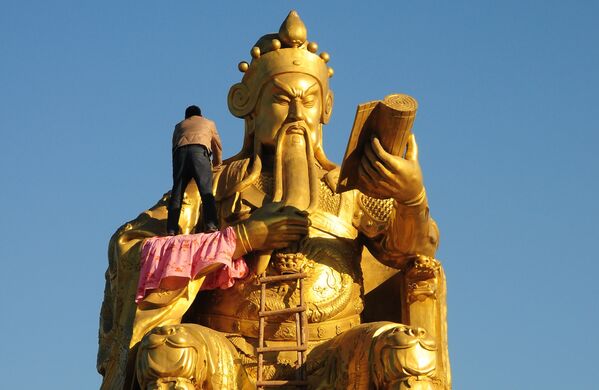 Реставрация бронзовой статуи Гуань Юйя в Наньяне. - Sputnik Кыргызстан