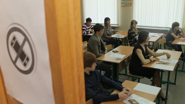 Школьники во время урока. Архивное фото  - Sputnik Кыргызстан
