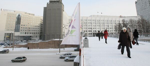 Пешеходный мост через улицу Вейнбаума, на заднем плане администрация города Красноярска с часовой башней. Архивное фото - Sputnik Кыргызстан