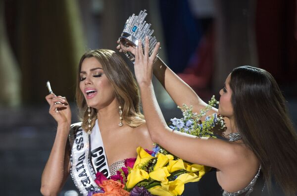 У вице-мисс Колумбии Ариадна Гутиере (Ariadna Gutierrez) снимают корону Мисс Вселенная–2015. Архивное фото - Sputnik Кыргызстан