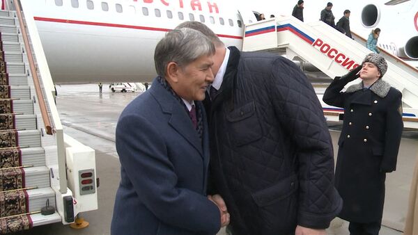 Президента Атамбаева в Москве встретили ненастная погода и Бельянинов - Sputnik Кыргызстан
