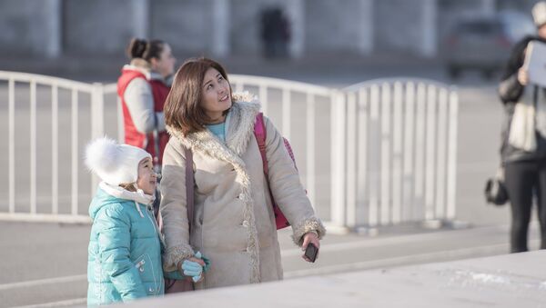 Женщина с ребенком на площади Ала-Тоо в Бишкеке. Архивное фото - Sputnik Кыргызстан