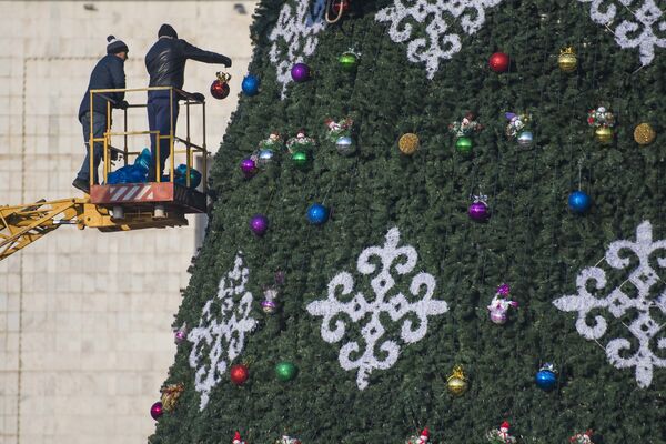 Классические кыргызские орнаменты и новогодние игрушки стали дополнительным украшением новогодней красавицы - Sputnik Кыргызстан
