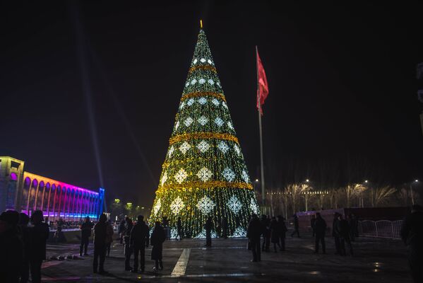 В канун Нового года 31 декабря возле елки пройдет представление с участием детских коллективов и оркестра мэрии Бишкека. - Sputnik Кыргызстан
