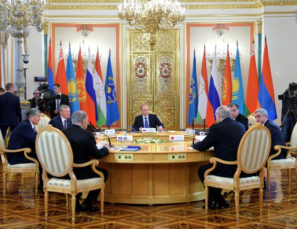 Президет КР Аламазбек Атамбаев на сессии совета коллективной безопасности ОДКБ в узком составе. - Sputnik Кыргызстан